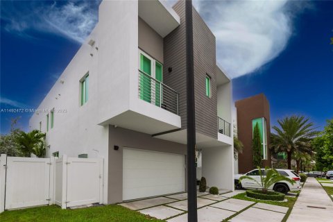 Casa en venta en Doral, Florida, 5 dormitorios, 372.07 m2 № 860204 - foto 5