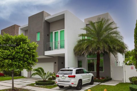 Villa ou maison à vendre à Doral, Floride: 5 chambres, 372.07 m2 № 860204 - photo 1