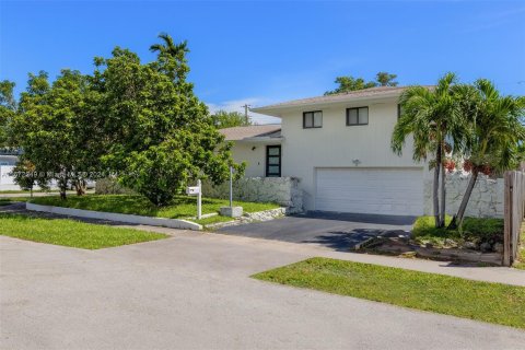 Villa ou maison à vendre à Miami, Floride: 5 chambres № 1394701 - photo 1