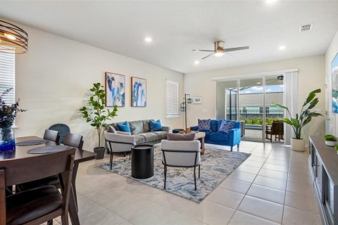 Casa en venta en Davenport, Florida, 7 dormitorios, 304.91 m2 № 1296899 - foto 4