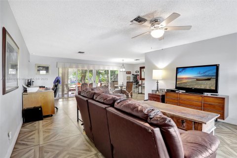 Casa en venta en Coconut Creek, Florida, 3 dormitorios, 163.97 m2 № 832621 - foto 5