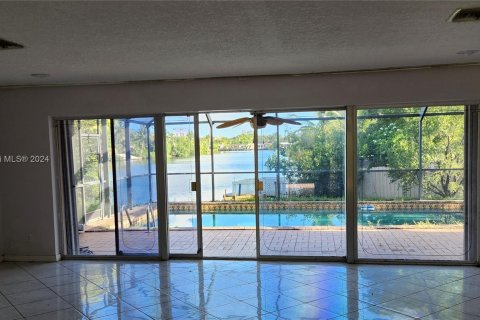 Villa ou maison à vendre à Miami, Floride: 3 chambres, 258.18 m2 № 1294290 - photo 4