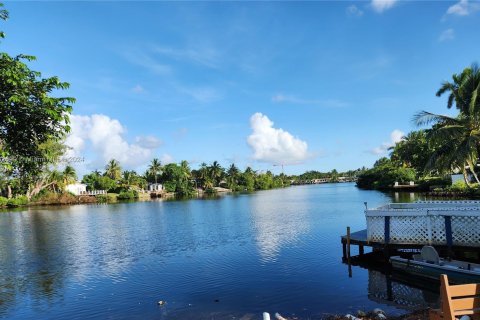 Villa ou maison à vendre à Miami, Floride: 3 chambres, 258.18 m2 № 1294290 - photo 1