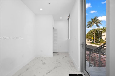 Купить коммерческую недвижимость в Майами-Бич, Флорида № 965717 - фото 11