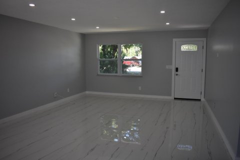 House in Vero Beach, Florida 2 bedrooms, 98.2 sq.m. № 1117836 - photo 6