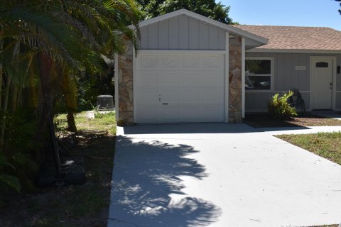 House in Vero Beach, Florida 2 bedrooms, 98.2 sq.m. № 1117836 - photo 1