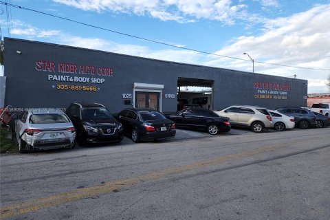 Commercial property in Hialeah, Florida № 421675 - photo 2