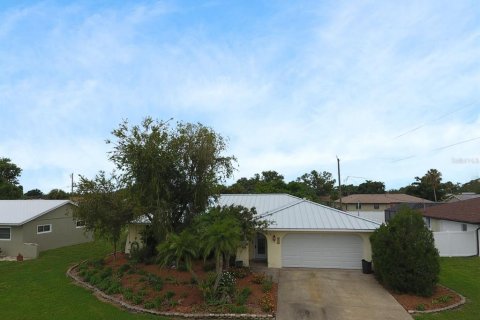 House in Port Charlotte, Florida 3 bedrooms, 156.54 sq.m. № 1412842 - photo 1