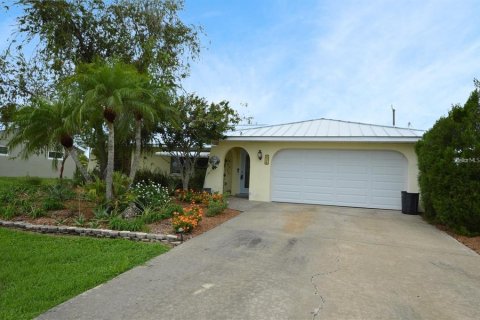 House in Port Charlotte, Florida 3 bedrooms, 156.54 sq.m. № 1412842 - photo 3