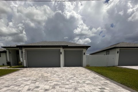 Villa ou maison à vendre à Cape Coral, Floride: 4 chambres, 196.02 m2 № 1329671 - photo 1