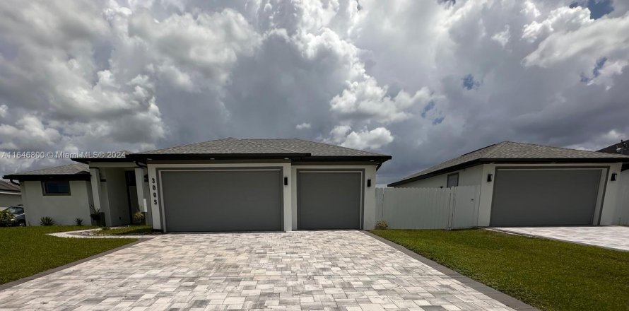 House in Cape Coral, Florida 4 bedrooms, 196.02 sq.m. № 1329671