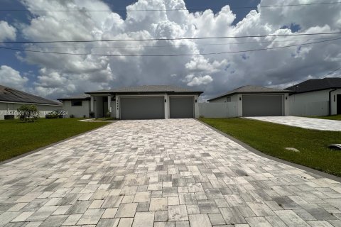 House in Cape Coral, Florida 4 bedrooms, 196.02 sq.m. № 1329671 - photo 2