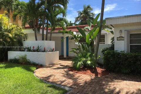House in Key Biscayne, Florida 4 bedrooms, 221.85 sq.m. № 1135266 - photo 1