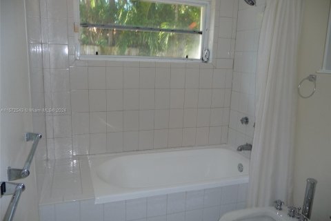 House in Key Biscayne, Florida 4 bedrooms, 221.85 sq.m. № 1135266 - photo 11