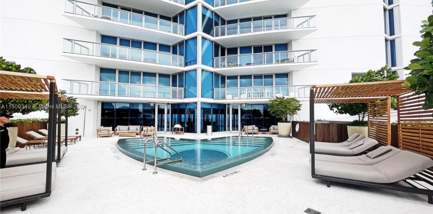 Condo in Sunny Isles Beach, Florida, 4 bedrooms  № 1333508