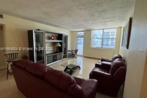 Condominio en alquiler en Fort Lauderdale, Florida, 1 dormitorio, 88.26 m2 № 1375774 - foto 1