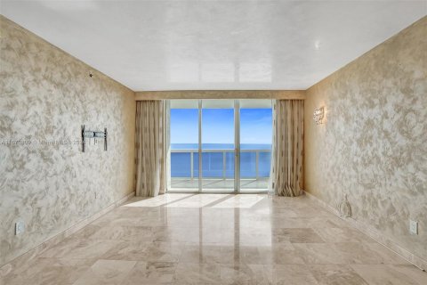 Condo in Hallandale Beach, Florida, 3 bedrooms  № 1389968 - photo 15