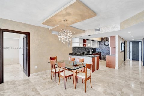 Condo in Hallandale Beach, Florida, 3 bedrooms  № 1389968 - photo 5