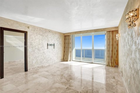 Condo in Hallandale Beach, Florida, 3 bedrooms  № 1389968 - photo 16