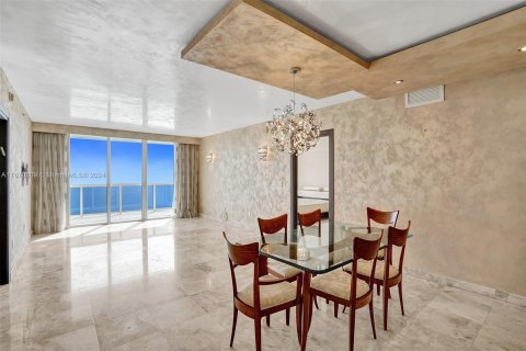 Condo in Hallandale Beach, Florida, 3 bedrooms  № 1389968 - photo 1