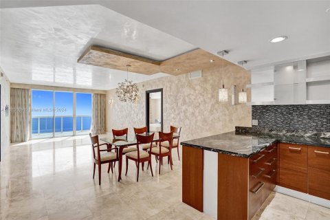 Condo in Hallandale Beach, Florida, 3 bedrooms  № 1389968 - photo 4