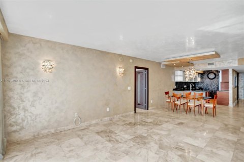 Condo in Hallandale Beach, Florida, 3 bedrooms  № 1389968 - photo 19