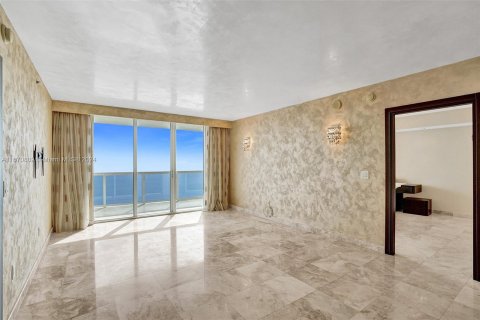 Condo in Hallandale Beach, Florida, 3 bedrooms  № 1389968 - photo 14