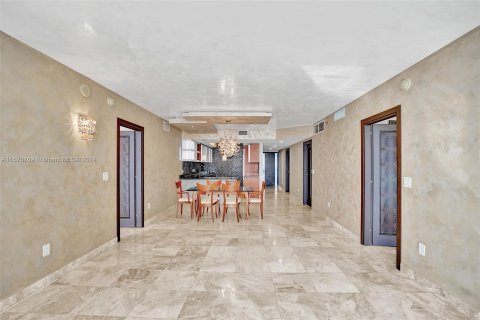 Condo in Hallandale Beach, Florida, 3 bedrooms  № 1389968 - photo 18