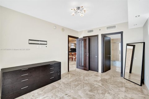 Condo in Hallandale Beach, Florida, 3 bedrooms  № 1389968 - photo 22