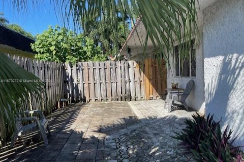 House in Dania Beach, Florida 2 bedrooms, 96.8 sq.m. № 1389920 - photo 15