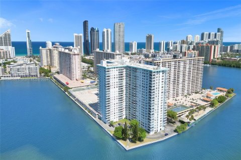 Condominio en venta en Sunny Isles Beach, Florida, 2 dormitorios, 138.24 m2 № 1206660 - foto 2