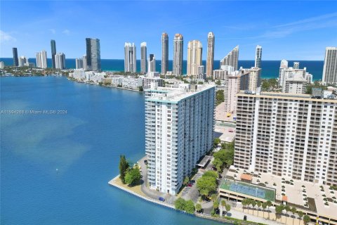 Condominio en venta en Sunny Isles Beach, Florida, 2 dormitorios, 138.24 m2 № 1206660 - foto 4