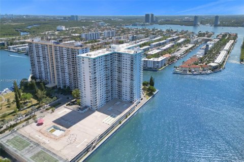 Condominio en venta en Sunny Isles Beach, Florida, 2 dormitorios, 138.24 m2 № 1206660 - foto 11