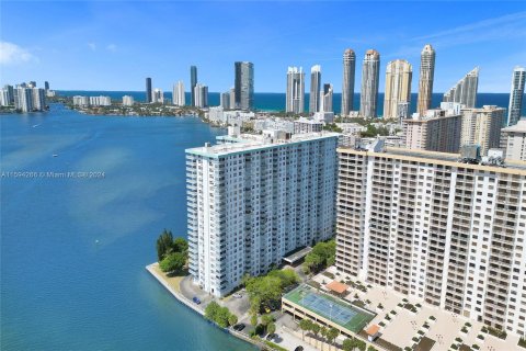 Condo in Sunny Isles Beach, Florida, 2 bedrooms  № 1206660 - photo 5