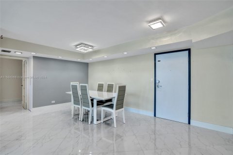 Condominio en venta en Sunny Isles Beach, Florida, 2 dormitorios, 138.24 m2 № 1206660 - foto 19