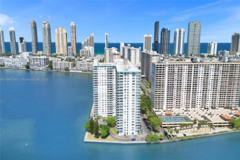 Condominio en venta en Sunny Isles Beach, Florida, 2 dormitorios, 138.24 m2 № 1206660 - foto 3