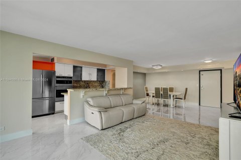 Condo in Sunny Isles Beach, Florida, 2 bedrooms  № 1206660 - photo 22