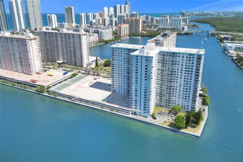 Condominio en venta en Sunny Isles Beach, Florida, 2 dormitorios, 138.24 m2 № 1206660 - foto 14