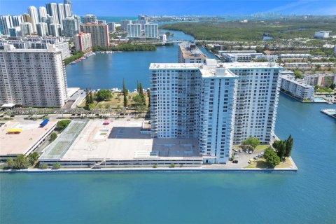 Condominio en venta en Sunny Isles Beach, Florida, 2 dormitorios, 138.24 m2 № 1206660 - foto 13