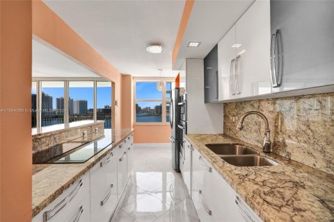 Condominio en venta en Sunny Isles Beach, Florida, 2 dormitorios, 138.24 m2 № 1206660 - foto 27