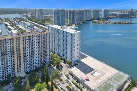 Condominio en venta en Sunny Isles Beach, Florida, 2 dormitorios, 138.24 m2 № 1206660 - foto 9