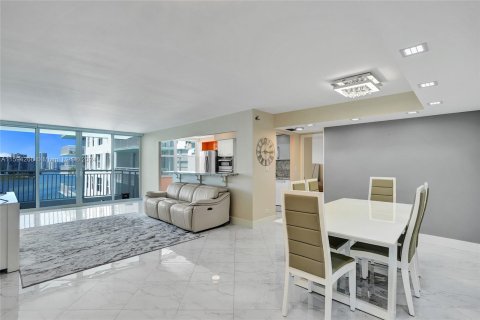 Condo in Sunny Isles Beach, Florida, 2 bedrooms  № 1206660 - photo 15