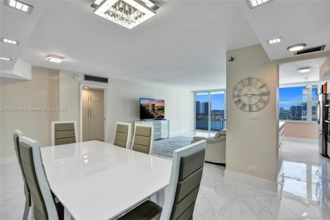 Condominio en venta en Sunny Isles Beach, Florida, 2 dormitorios, 138.24 m2 № 1206660 - foto 16