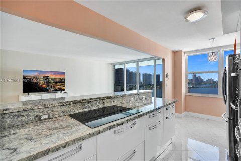 Condo in Sunny Isles Beach, Florida, 2 bedrooms  № 1206660 - photo 28