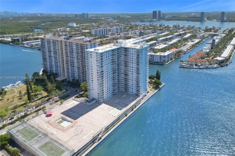 Copropriété à vendre à Sunny Isles Beach, Floride: 2 chambres, 138.24 m2 № 1206660 - photo 12