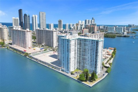 Copropriété à vendre à Sunny Isles Beach, Floride: 2 chambres, 138.24 m2 № 1206660 - photo 1