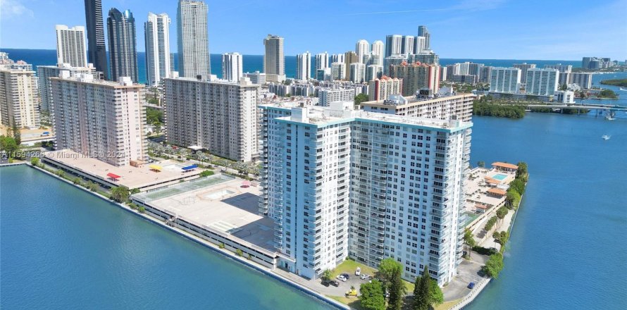 Condominio en Sunny Isles Beach, Florida, 2 dormitorios  № 1206660