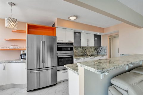 Copropriété à vendre à Sunny Isles Beach, Floride: 2 chambres, 138.24 m2 № 1206660 - photo 24