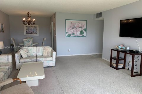 Condo in Lauderhill, Florida, 2 bedrooms  № 1347661 - photo 25