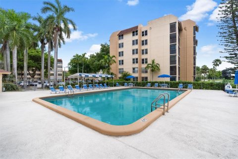 Condo in Lauderhill, Florida, 2 bedrooms  № 1347661 - photo 9